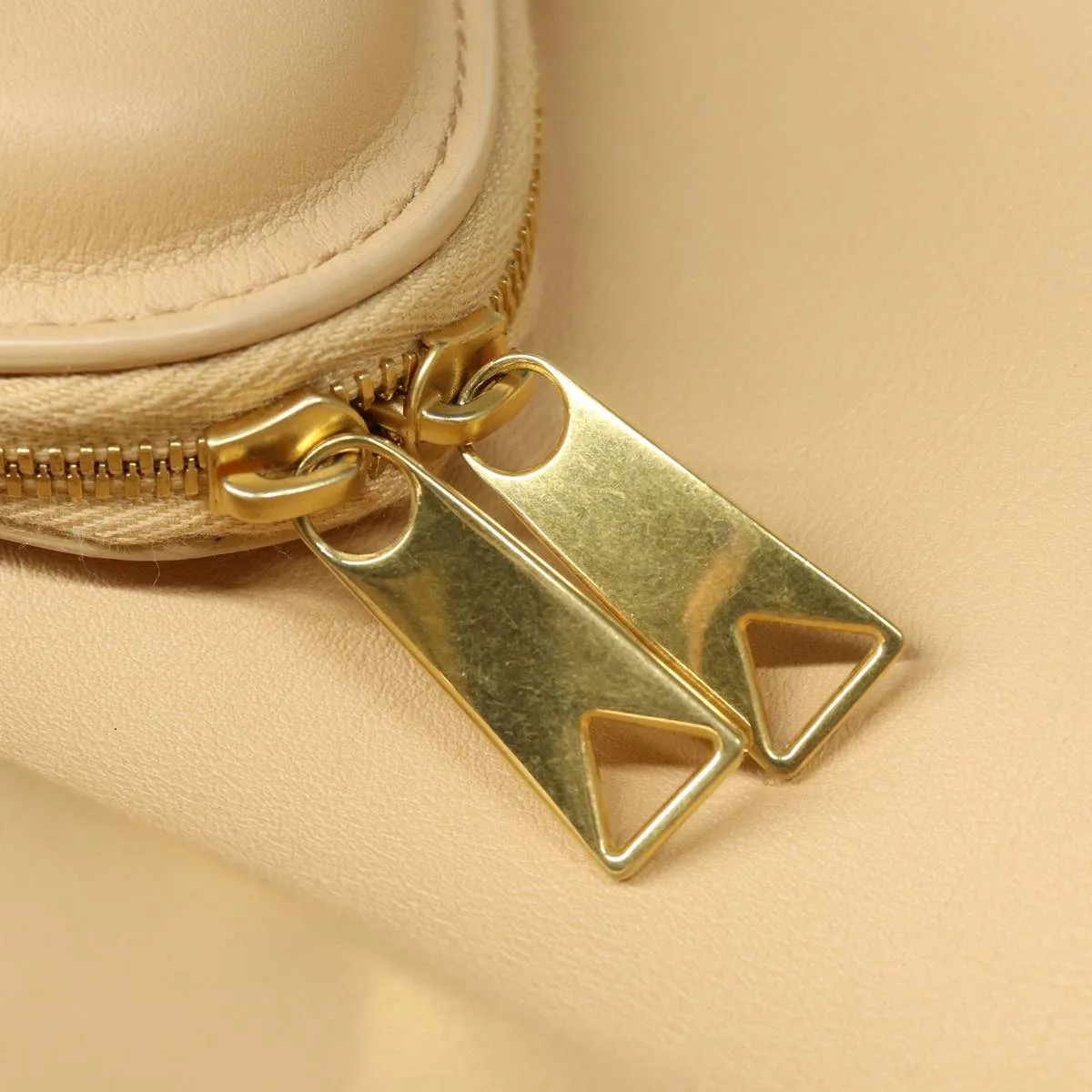 BOTTEGA VENETA Beak Handbag