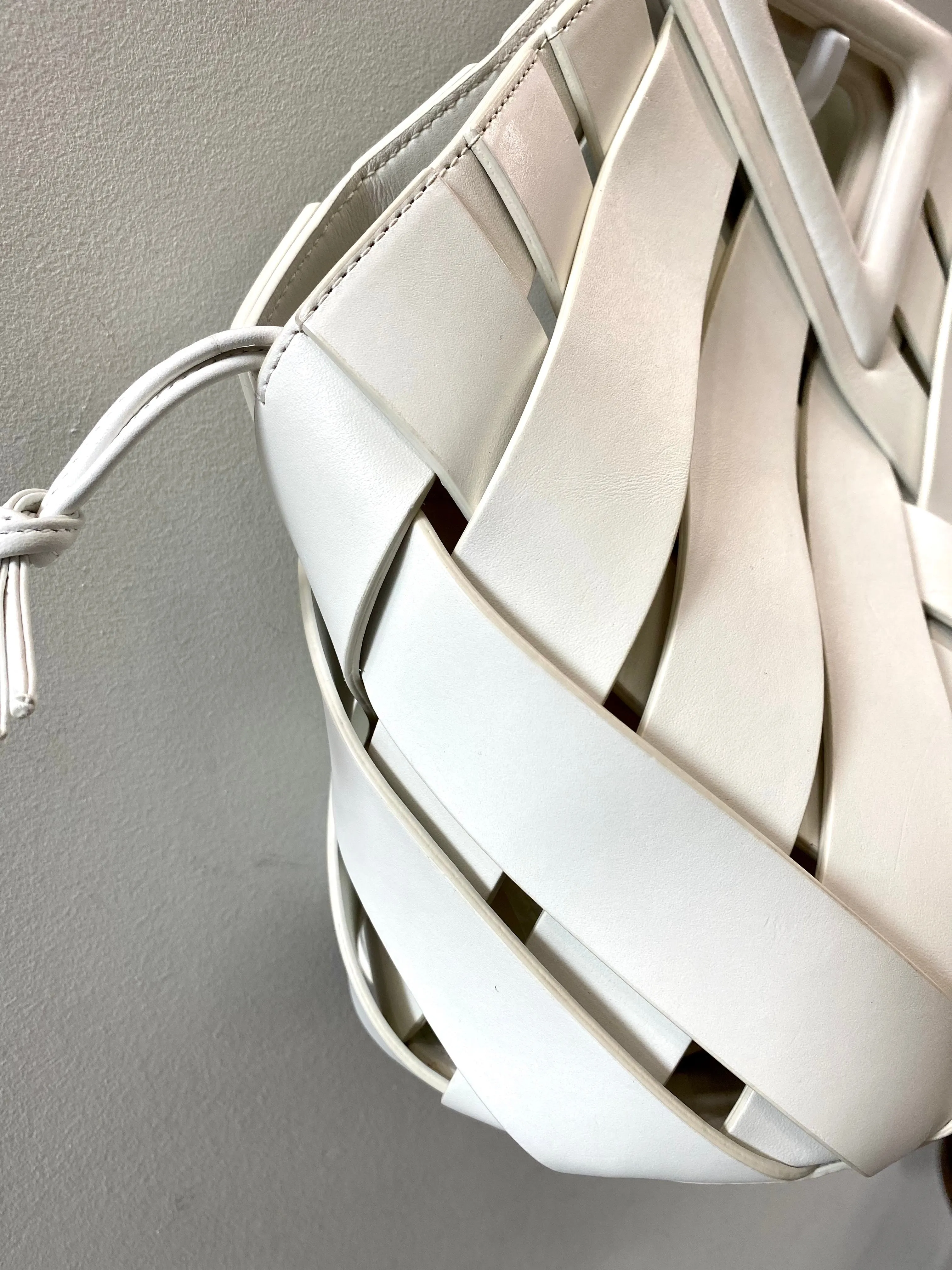 BOTTEGA VENETA POINT DRAWSTRING LEATHER BASKET BAG