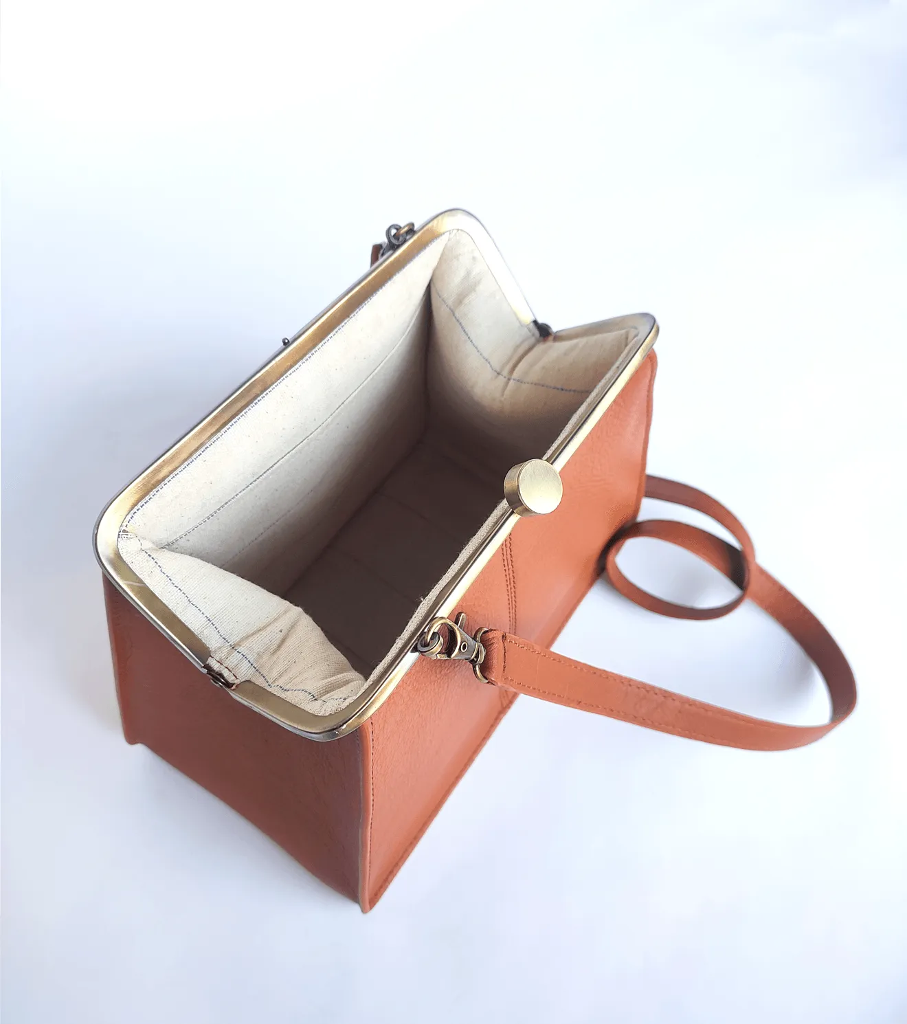 Chestnut clutch