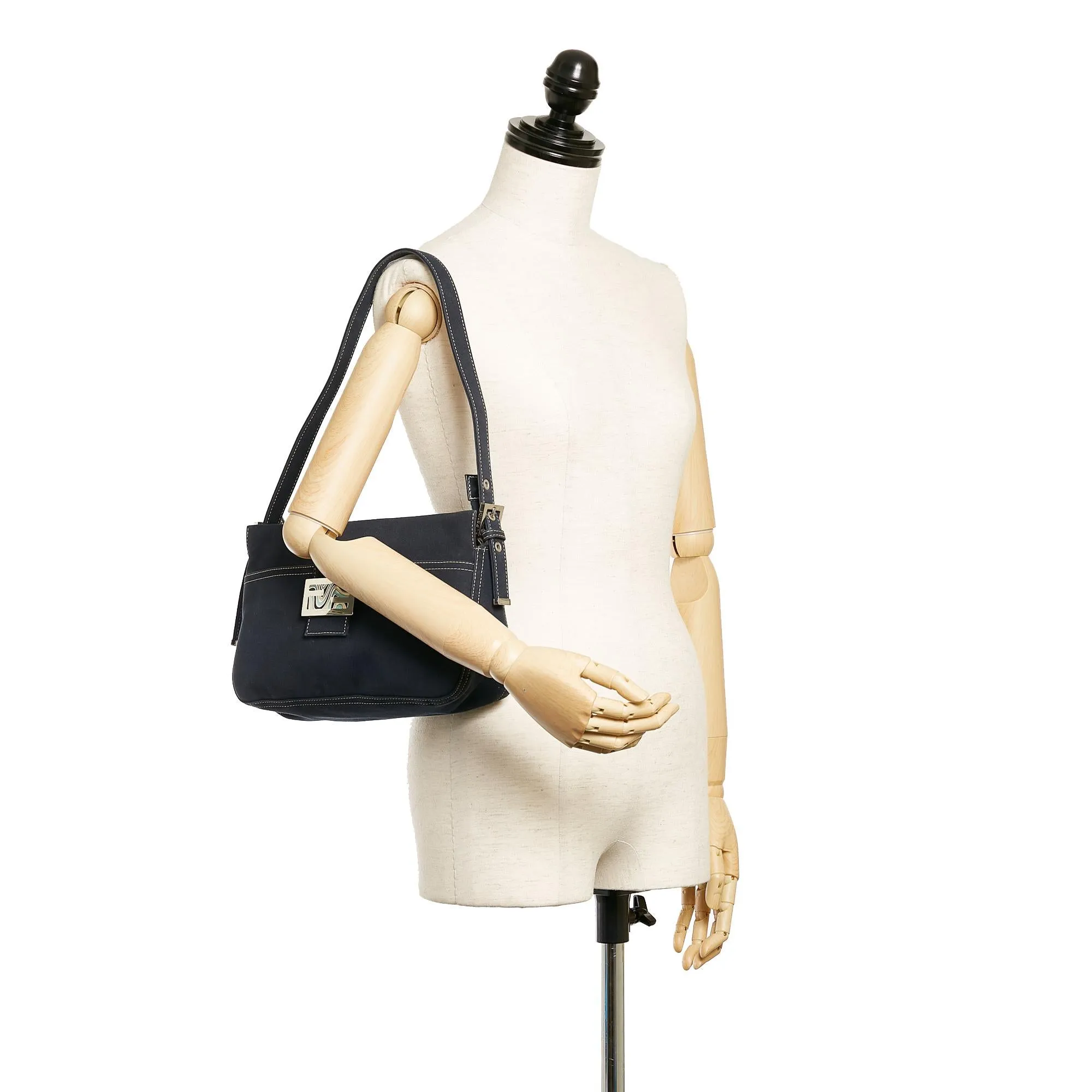 Fendi Canvas Shoulder Bag (SHG-Dfrie7)