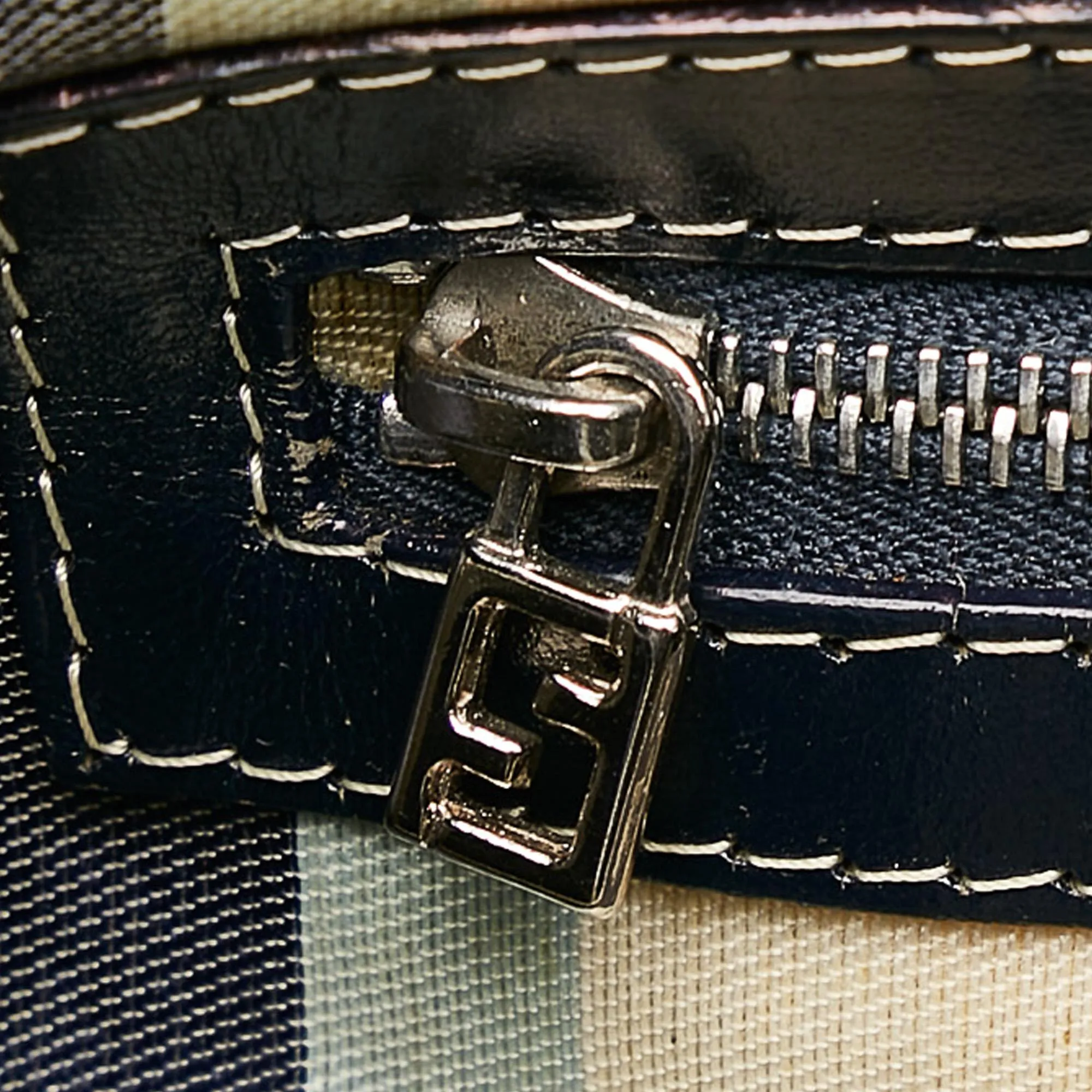 Fendi Canvas Shoulder Bag (SHG-Dfrie7)