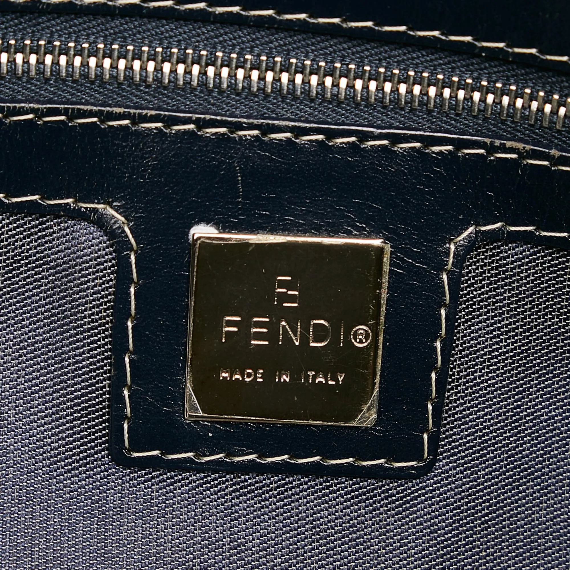 Fendi Canvas Shoulder Bag (SHG-Dfrie7)