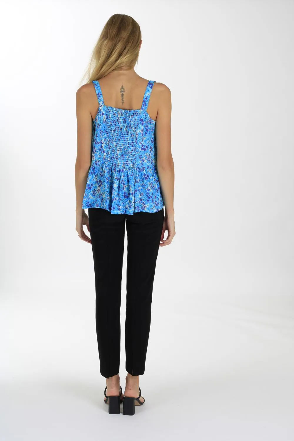 SCOOP CROP TOP IN BLUE