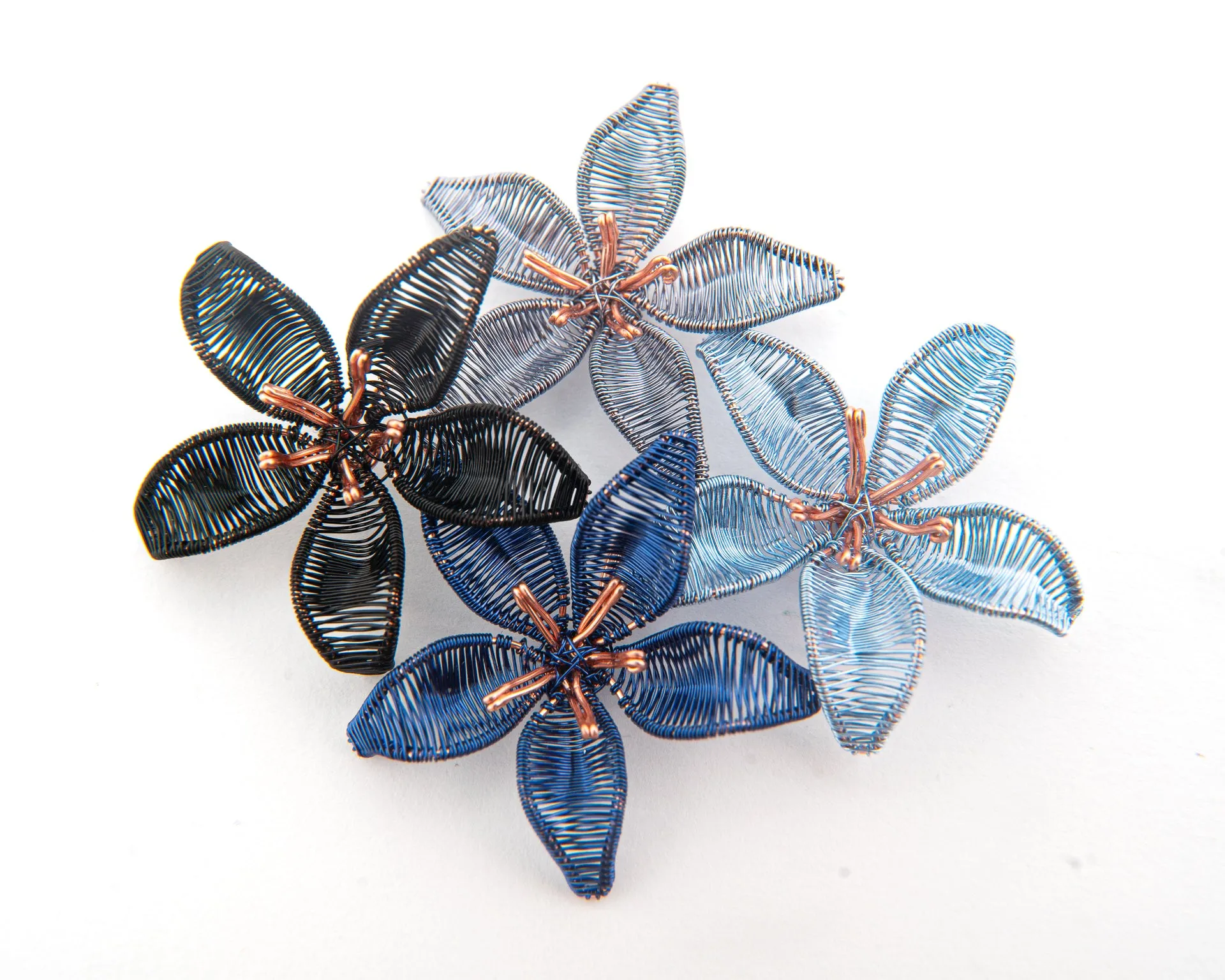 Wireart Lily Pendant, Black