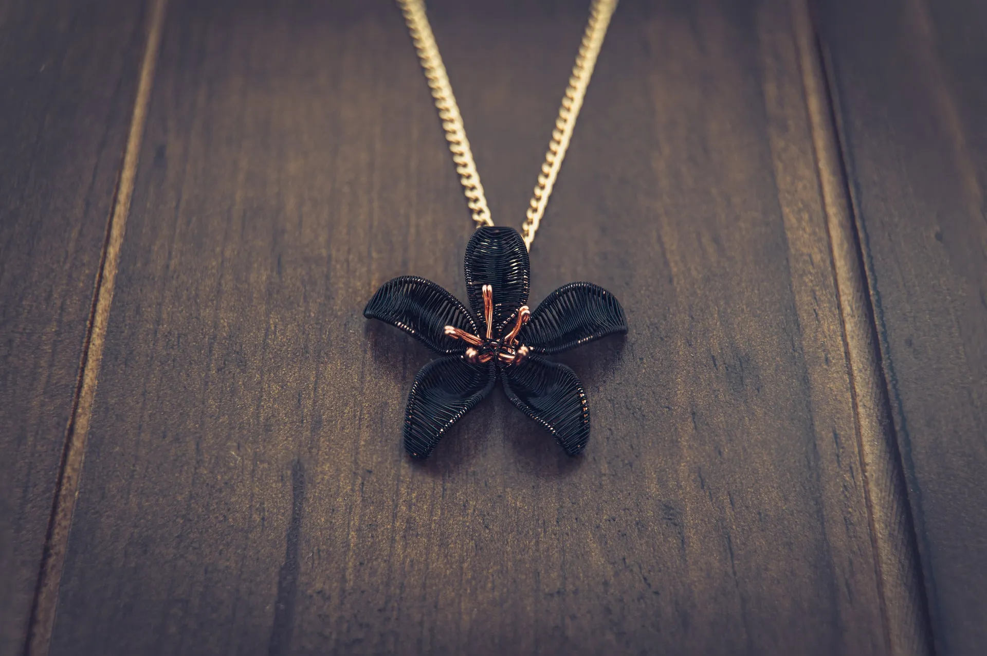 Wireart Lily Pendant, Black